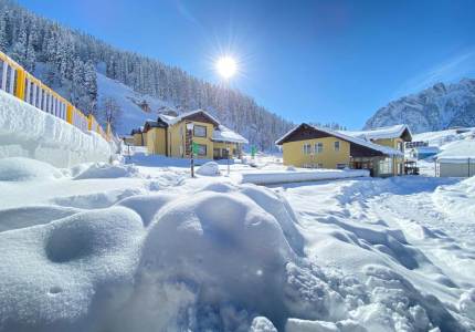 Amritsar to Kashmir Crown: Srinagar, Gulmarg & Beyond